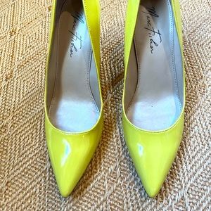 Yellow patent leather pumps, pointed toes.